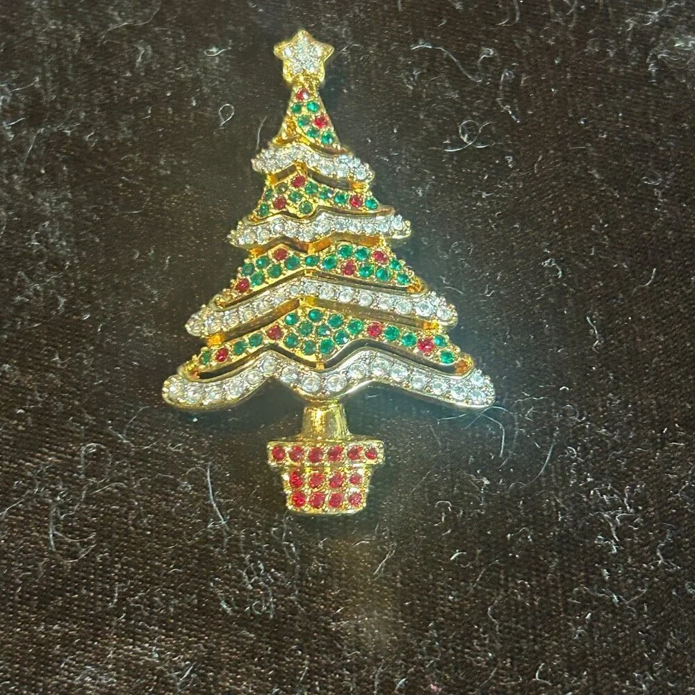 Swarovski 2000 Christmas Tree Pin Brooch Signed Jewel Tone Crystals Retired